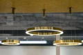 RING 60 lampa wisząca złota MOOSEE